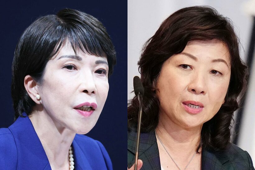 自民党の高市早苗新総裁(左)と野田聖子議員