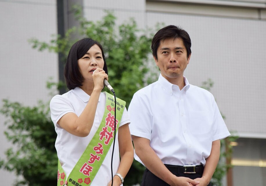  参院選立候補時の梅村氏（左）と吉村洋文知事