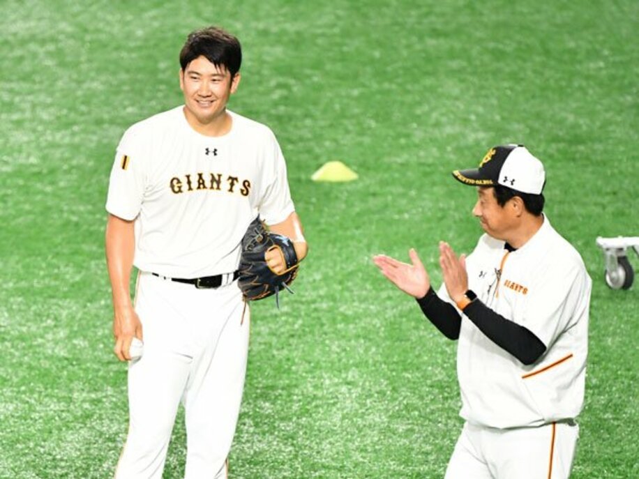  巨人・菅野（左）と宮本投手チーフコーチ