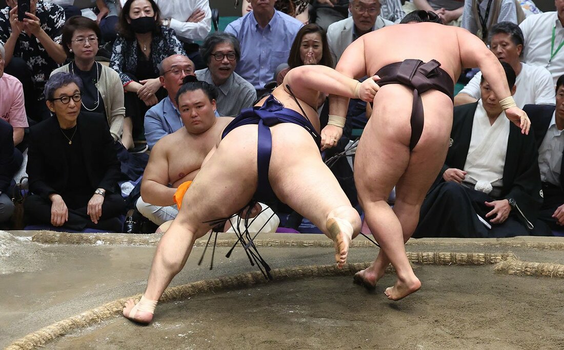 霧島(右)の下手投げに屈した大の里