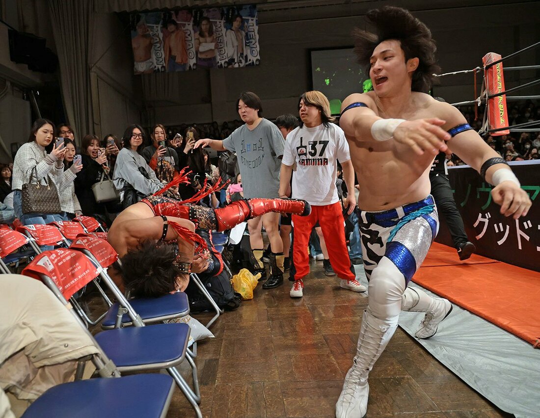 武知海青(左)を場外の観客席に投げ飛ばす上野勇希