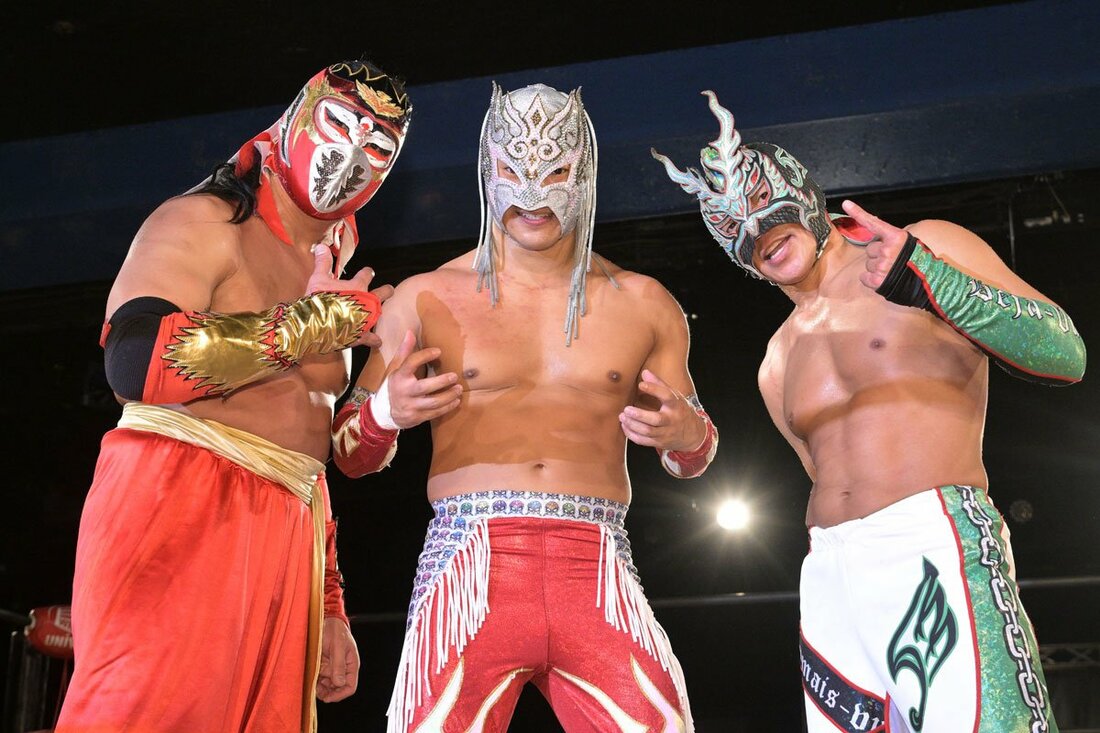 勝利を喜ぶハヤブサ(左)、アレハンドロ(中)、ドラゴン・キッド