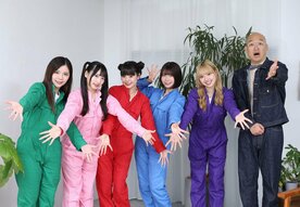 リモート会見に出席したグットクルー（左から一ノ瀬りの、西野もえ、薺らら、葵まお、天羽さら）、ＭＣみなみかわ