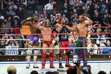 試合後は、４人でシナに送る敬礼ポーズ（©WWE）