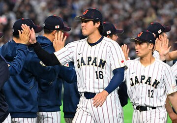 韓国に勝利し、ハイタッチする大谷翔平