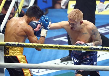 タトゥーを問題視される続けてきた井岡一翔(右)