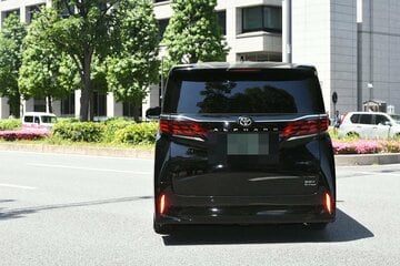 斉藤被告を乗せたと思しき車が地裁入り