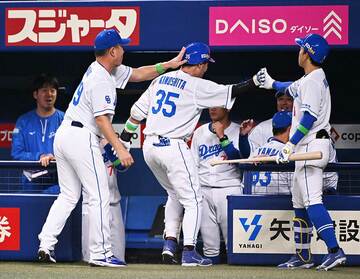 ７回裏一死、スクイズを決めた木下（中）に手洗い祝福をする井上監督