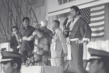 殺気に満ちたアントニオ猪木とモハメド・アリの調印式（京王プラザホテル＝１９７６年６月２３日）