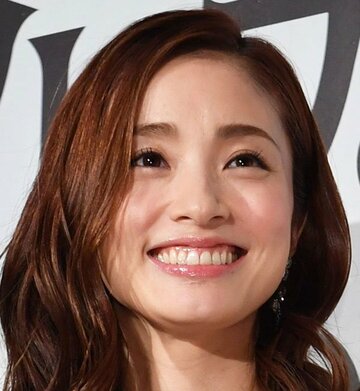  半沢の妻・花を演じた上戸彩