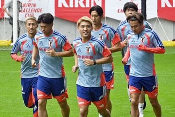 先頭で走る堂安律（手前中央）