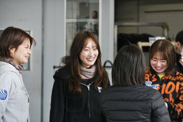 大阪支部の選手と談笑する高憧四季(中)