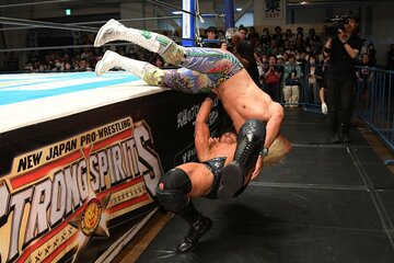 清宮海斗（上）を投げるSANADA