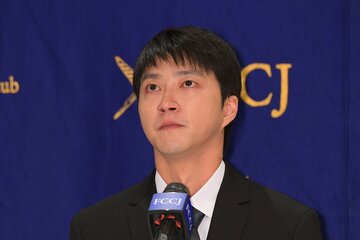 日本で記者会見を行った江宏傑氏