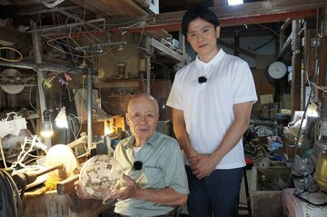 カンテレ制作の情報番組でロケに臨んだ青木アナ(右)と、取材された切子ランプ職人の藤本幸治氏