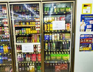  バンコクの酒販売禁止直前、「今日の販売は午後１０時まで」と紙が貼られたコンビニ棚はその後カラに