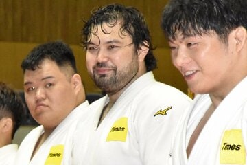 表彰式で笑顔を見せるウルフ・アロン