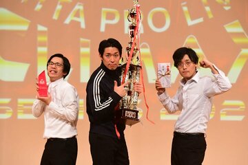優勝した青色１号の榎本淳(左)、カミムラ(中)、仮屋そうめん