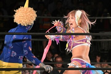 広田さくら（左）にゴムパッチンするウナギ・サヤカ