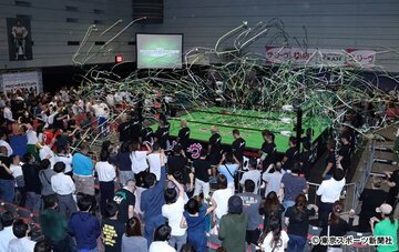  黙とうをささげる選手。リングには無数のテープが投げ込まれた
