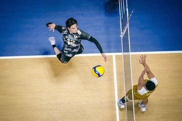 果敢なプレーでチームを牽引した高橋藍(左=Volleyball World提供)