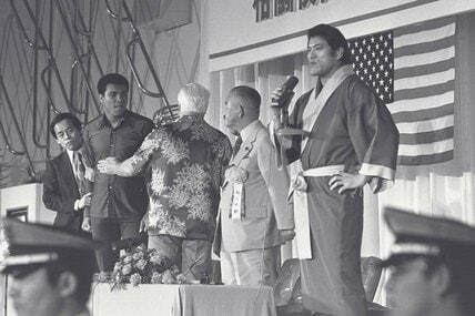 殺気に満ちたアントニオ猪木とモハメド・アリの調印式(京王プラザホテル=1976年6月23日)