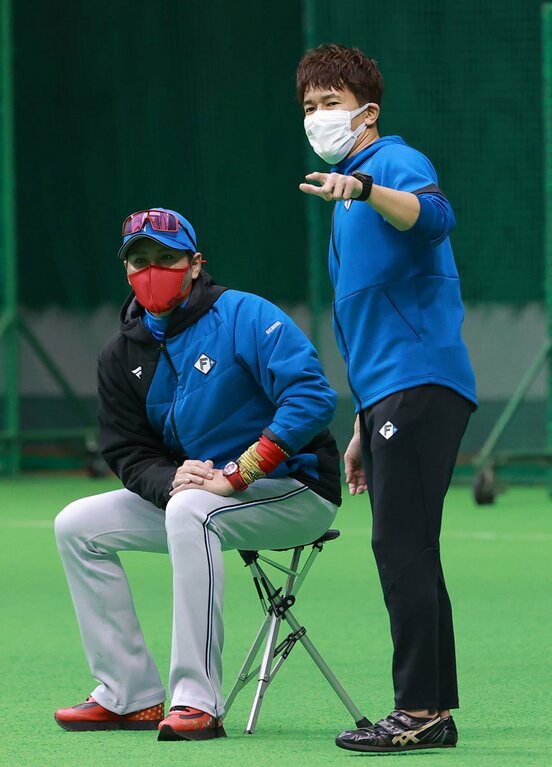  新庄監督（左）と武井壮（球団提供）