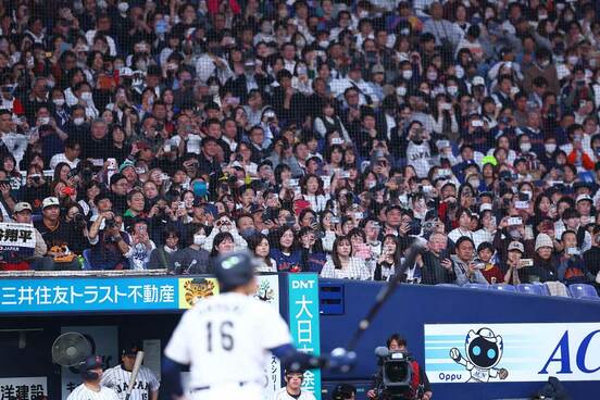 大谷翔平の打席を見る観客