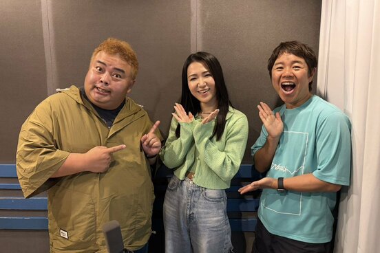 田中あいみ(中)とお笑いコンビ「響」の長友光弘(左)、小林優介