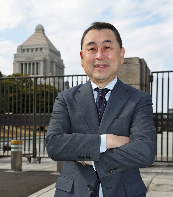  国会議事堂をバックに笑顔