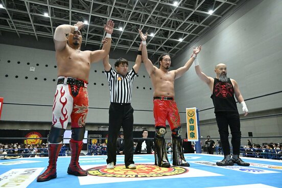 １９日、群馬大会のタッグ戦で勝利した辻陽太（左から３人目）