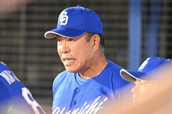 ベンチで渋い表情の中日・井上監督