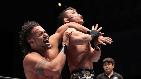 タマ・トンガ(左)の左腕を攻める石森