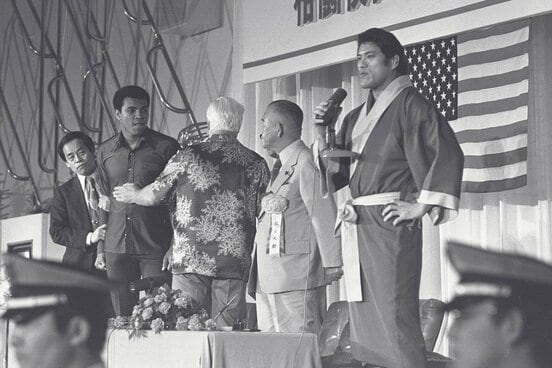 殺気に満ちたアントニオ猪木とモハメド・アリの調印式(京王プラザホテル=1976年6月23日)