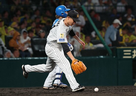 5回、相手投手の加藤貴之に適時打を打たれた阪神・大竹耕太郎
