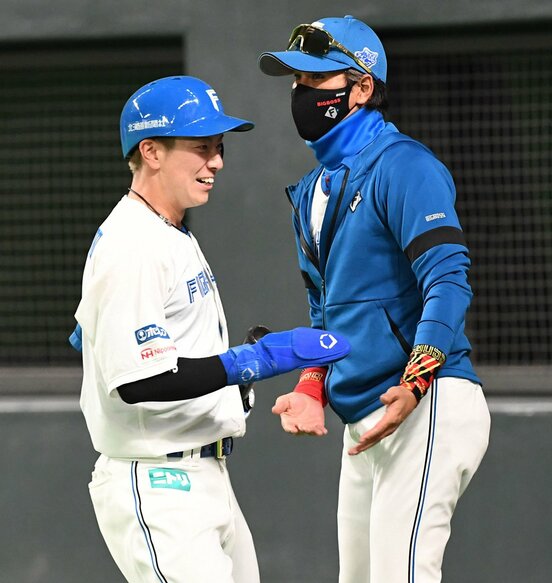 松本剛(左)を一軍に戻した日本ハム・新庄監督(東スポWeb)
