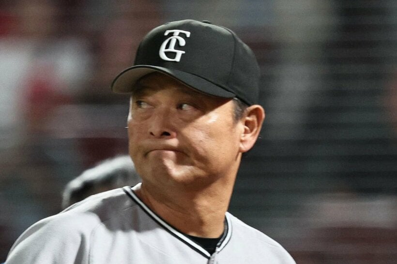 渋い表情の橋上監督代行