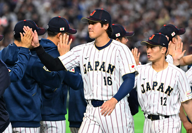韓国に勝利し、ハイタッチする大谷翔平