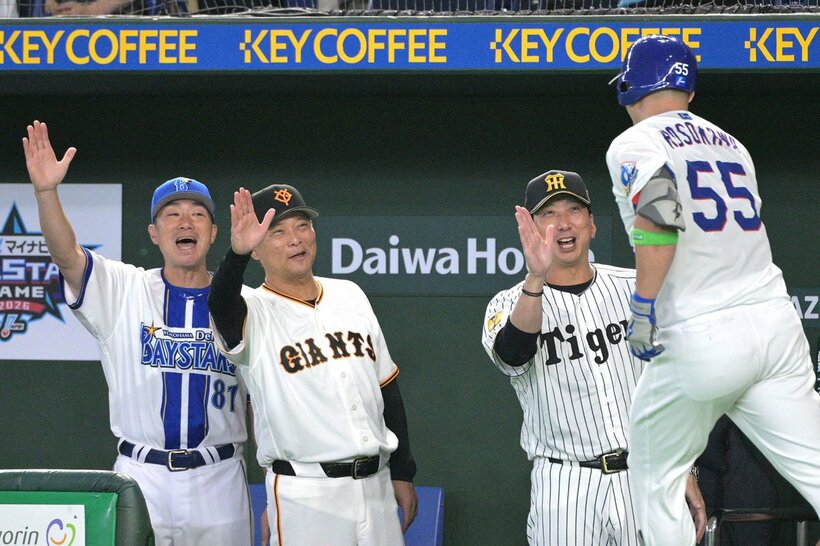 全セの一員として阪神・藤川監督(奥右)、DeNA・相川監督(左)と並んだ巨人・橋上監督代行