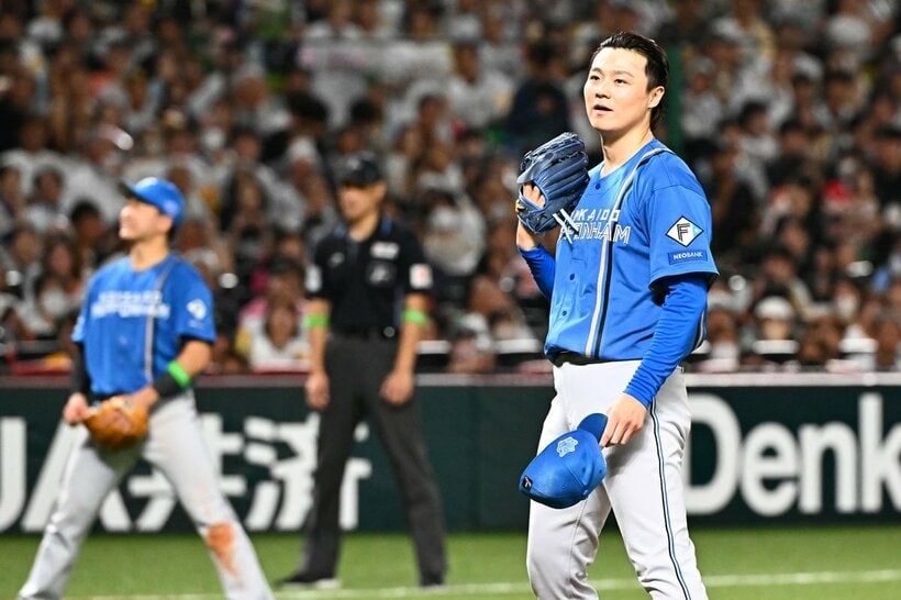 ４回、牧原に死球を当て帽子をとる日本ハム・山崎（右）