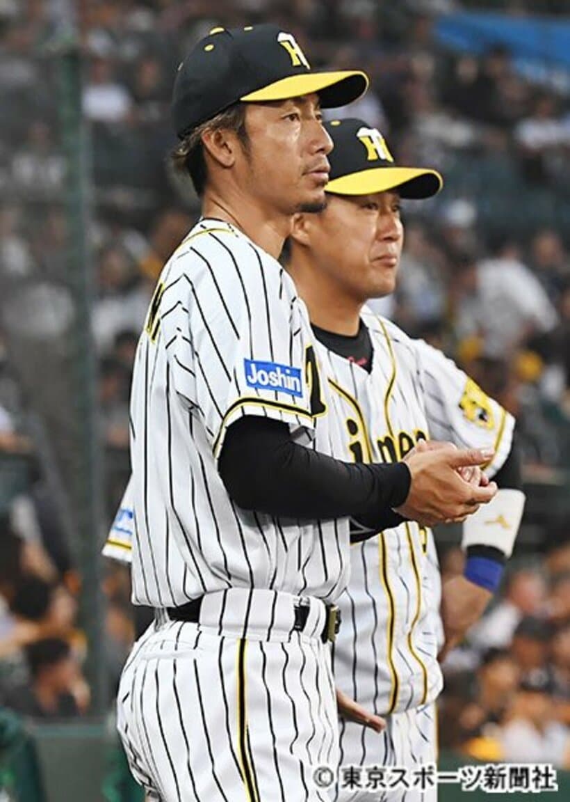  ベンチ前でチームメートを迎える鳥谷