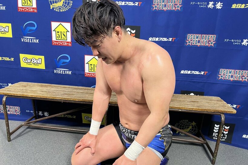 敗退が決まり、うなだれる青柳優馬