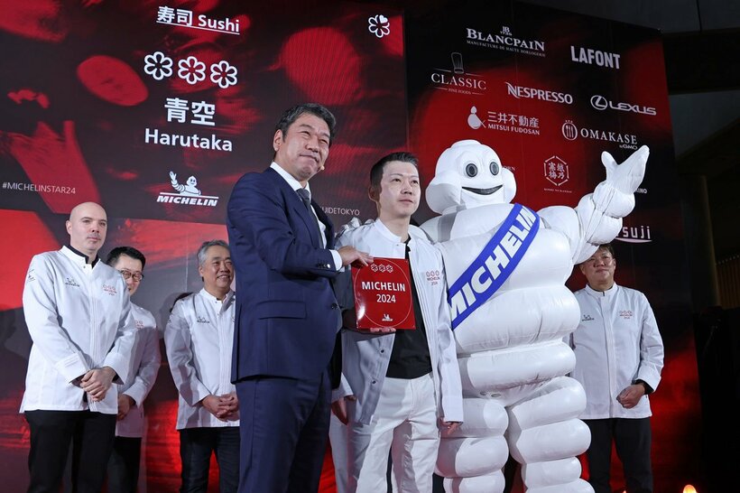 「ミシュランガイド東京２０２４」掲載店発表セレモニーに出席した（手前左から）日本ミシュランタイヤ須藤元社長、寿司「青空」の高橋青空氏、ミシュランマン