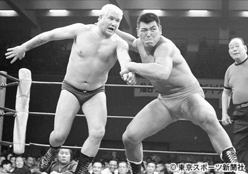  ＵＮヘビー級王座戦で熱戦を演じた坂口（右）とレイス（１９７２年３月１３日）