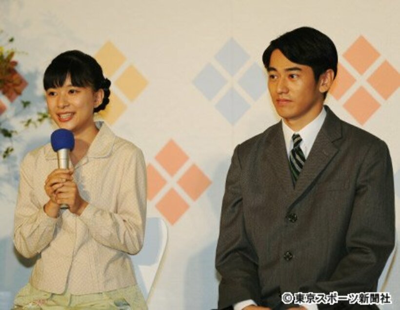 芳根京子（左）と永山絢斗