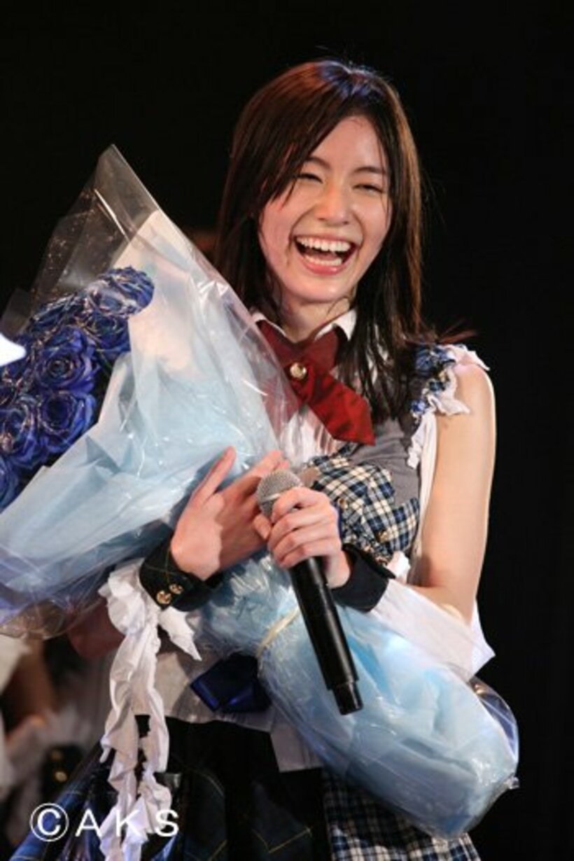 名古屋での生誕祭で青いバラを渡された松井珠理奈