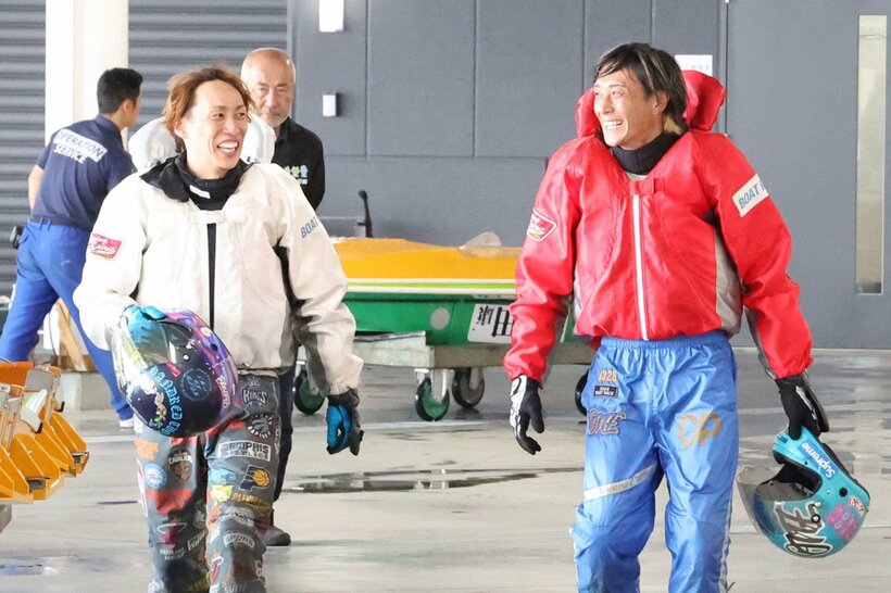 同じ佐賀支部の峰竜太(右)とともに優出を決めた山田康二