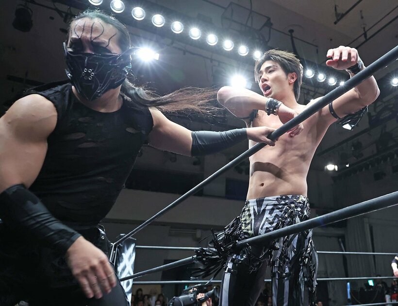 ＤＯＵＫＩ（左）をエルボーで場外に落とす武知海青