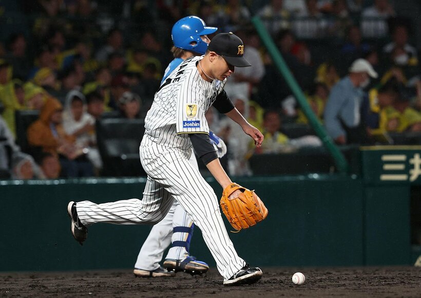 ５回、相手投手の加藤貴之に適時打を打たれた阪神・大竹耕太郎