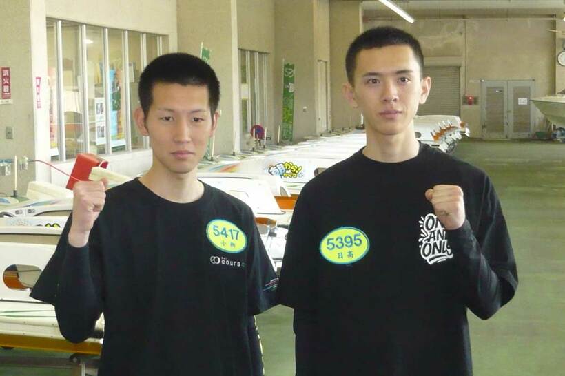 デビューする小柳勝希（左）と日高龍之介